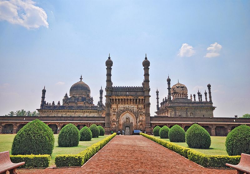 Ibrahim Rauza, Bijapur. Image Credit - Wikipedia Commons