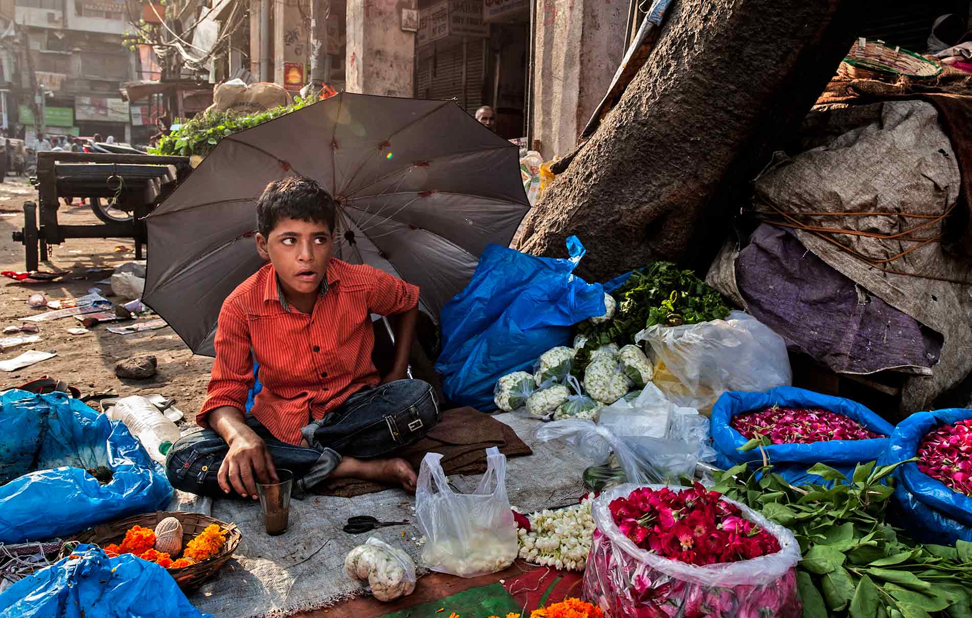 A young flower seller at Khari Baoli Flower Market, Image Credit- Prateek Dubey, Sahapedia.org